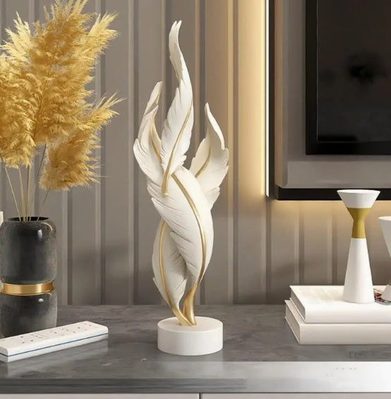 Figura de plumas blancas